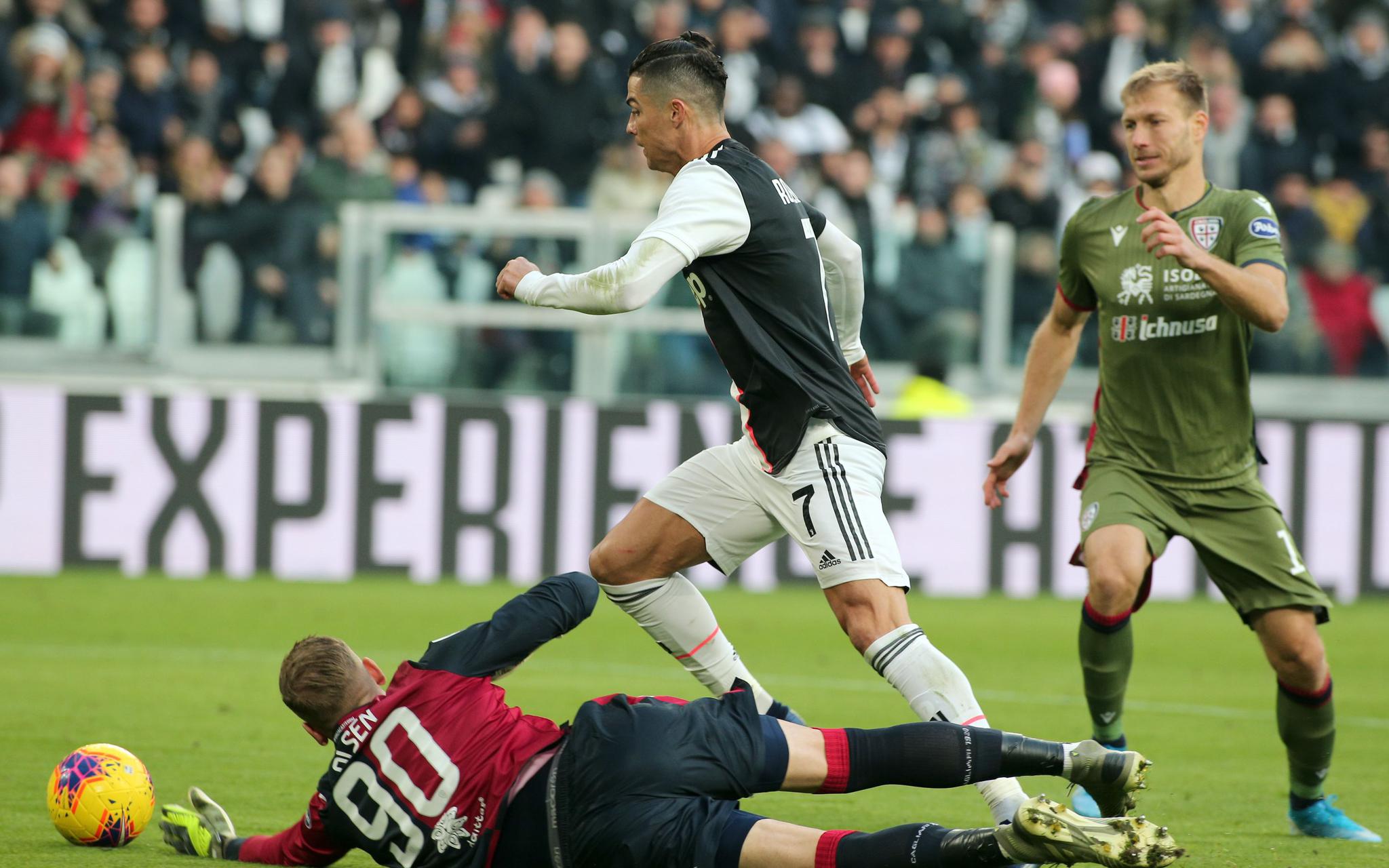 包含今晨尤文图斯门线救险：葡超节点到来，压力陡增，临场指挥获称赞的词条